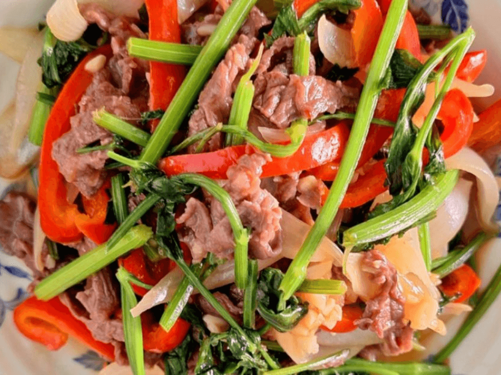 Cách xào thịt bò với cần tây kết hợp nấm ớt chuông cho mâm cơm “rực rỡ”