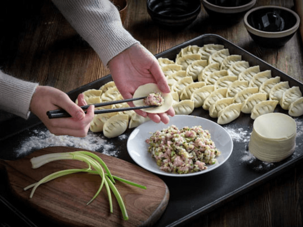 Cách làm gyoza sủi cảo Nhật Bản khiến bữa ăn gia đình “nâng tầm” như ở Tokyo