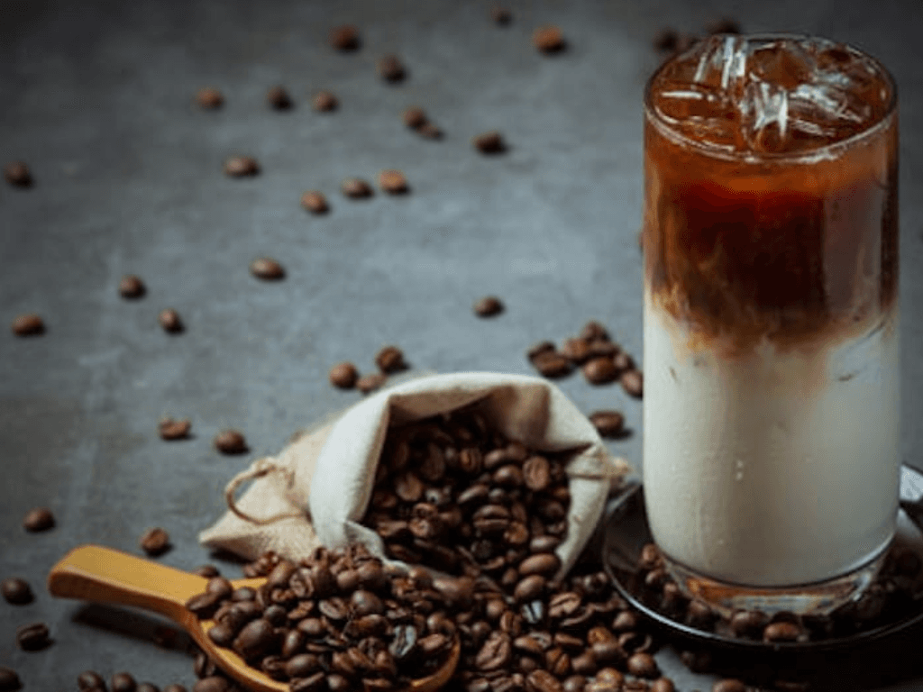 Cách pha bạc xỉu đá ngon cho những buổi sáng bận bịu “chân không chạm đất”