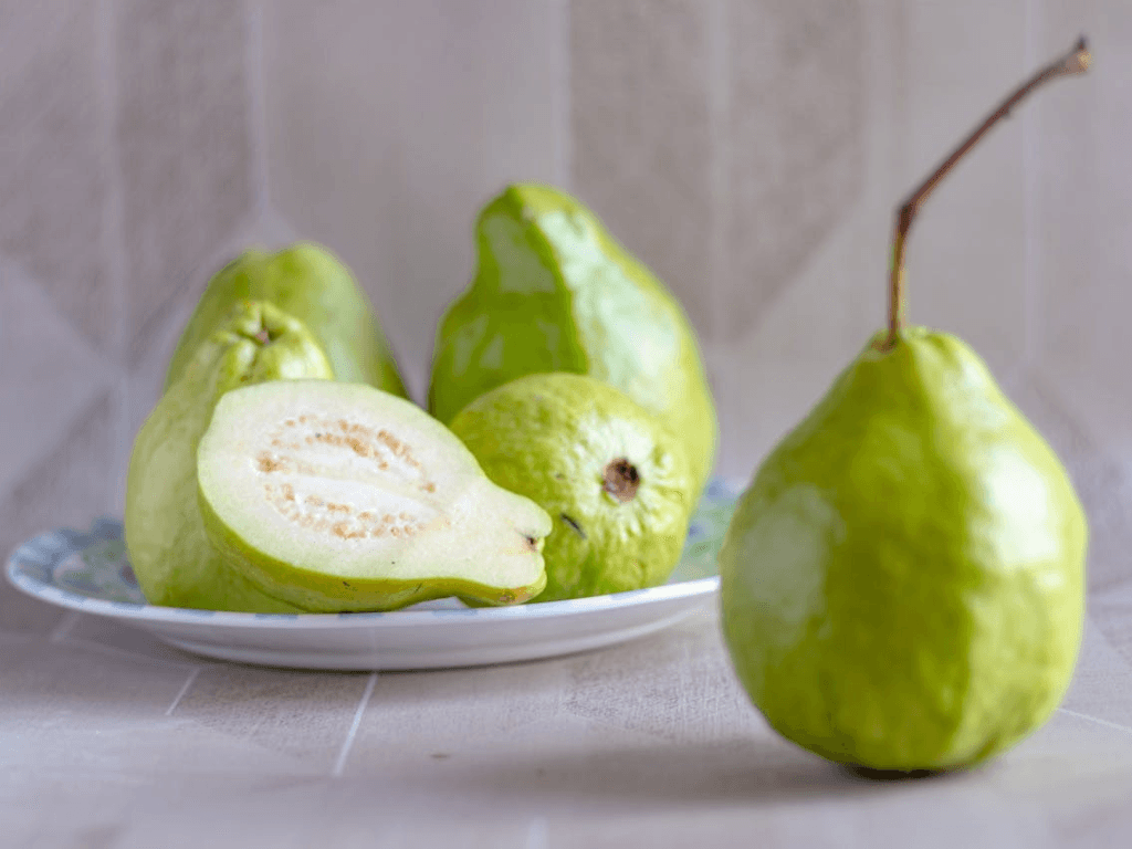 Ăn ổi buổi tối có tốt không? Lợi ích “ẩn giấu” và những điều cần tránh