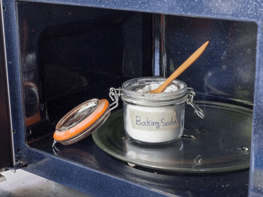 Vệ sinh lò vi sóng bằng baking soda “say bye” mùi thức ăn sau mỗi lần nấu