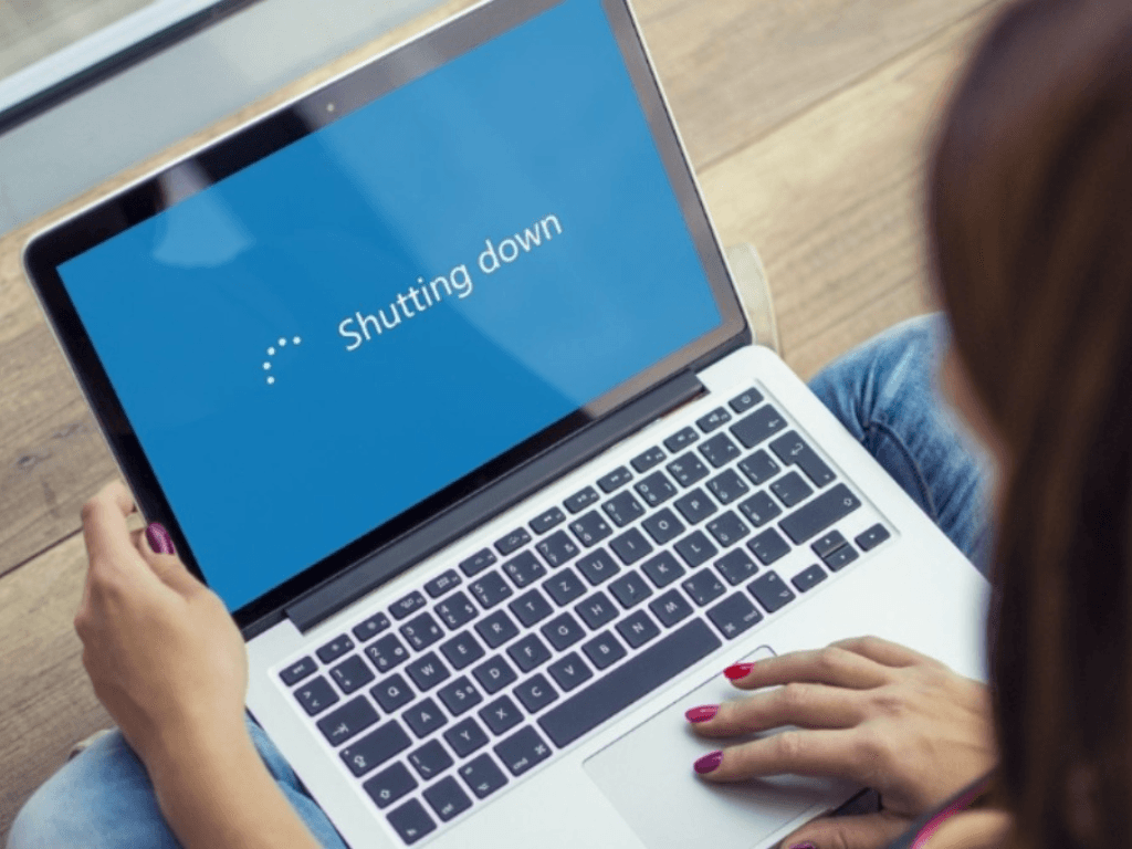 Cách tắt máy tính đúng cách tránh những sai lầm “giết” ổ cứng thầm lặng