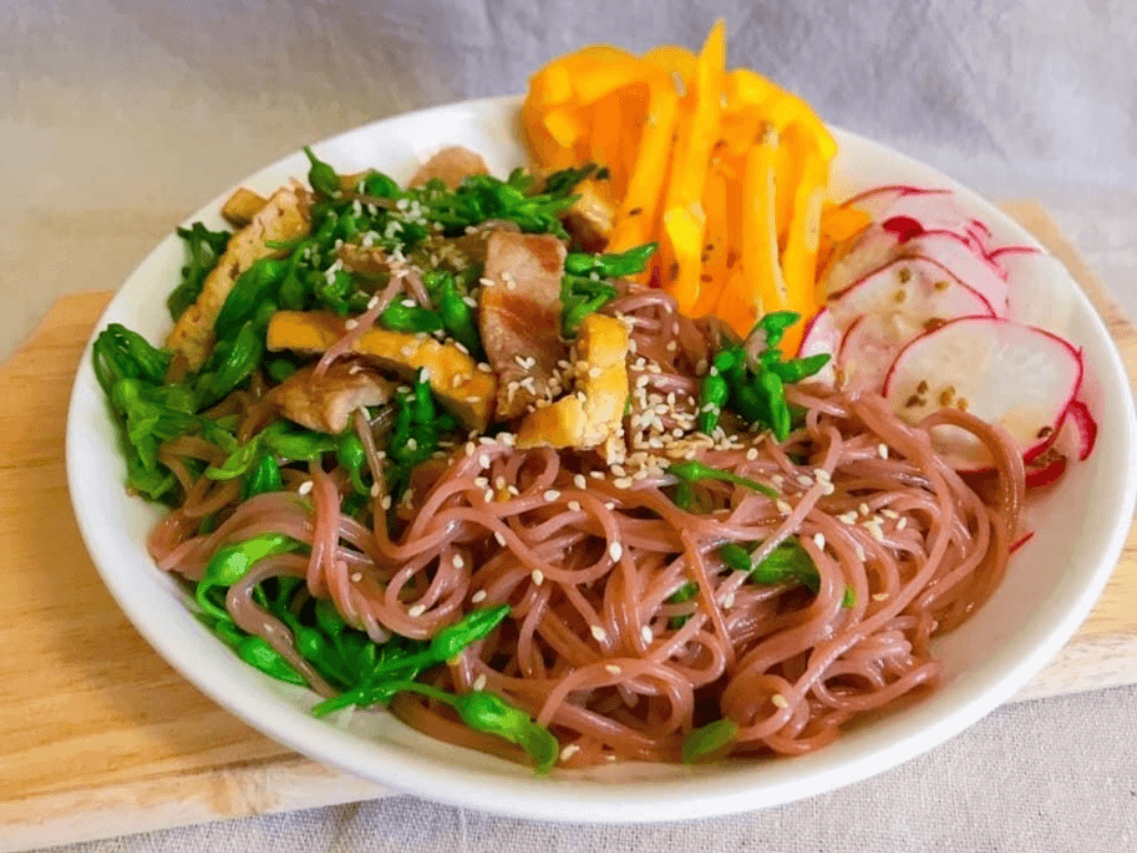 Cách làm bún gạo lứt trộn thanh mát ngon miệng mà vẫn giữ dáng chuẩn model