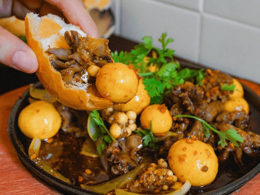 Cách làm trứng gà non cháy tỏi khiến cả nhà "đổ rạp" với hương vị thơm ngon