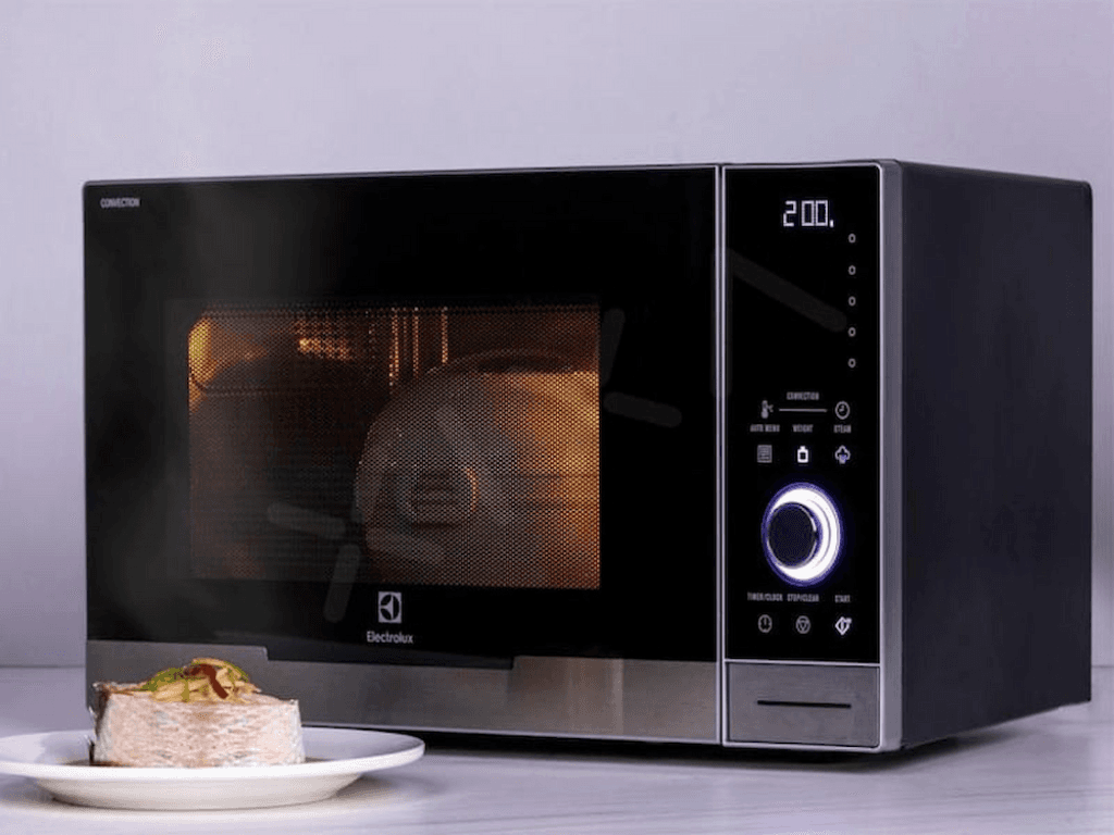 Cách sử dụng lò vi sóng Electrolux để nướng ngon “thần tốc” dành cho người bận