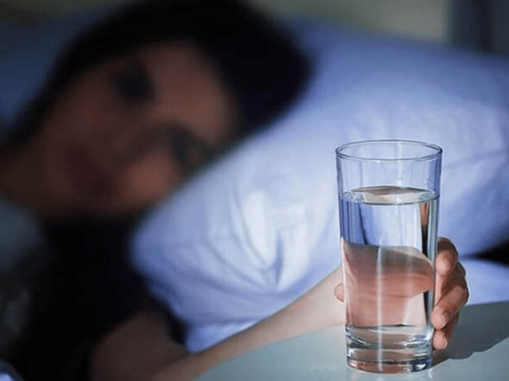 Có nên uống nước trước khi đi ngủ? "Chiêu" làm đẹp của các ngôi sao lớn