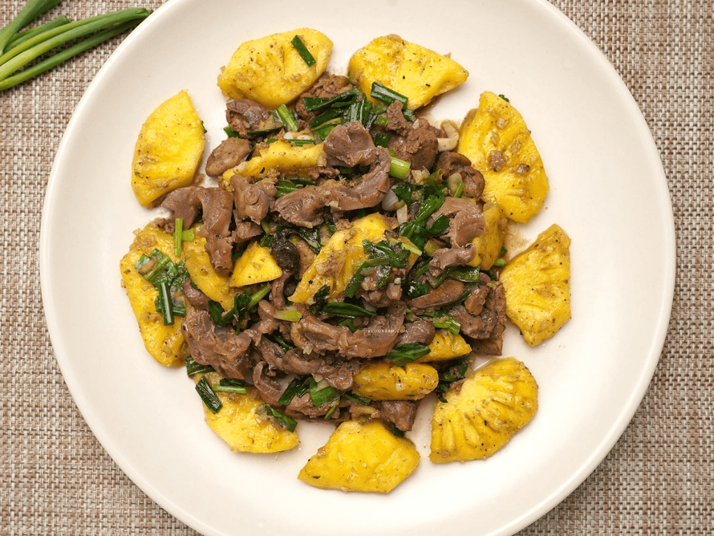 Cách xào lòng gà với dứa kết hợp "lạ" mà "quen" đổi vị cho bữa cơm gia đình