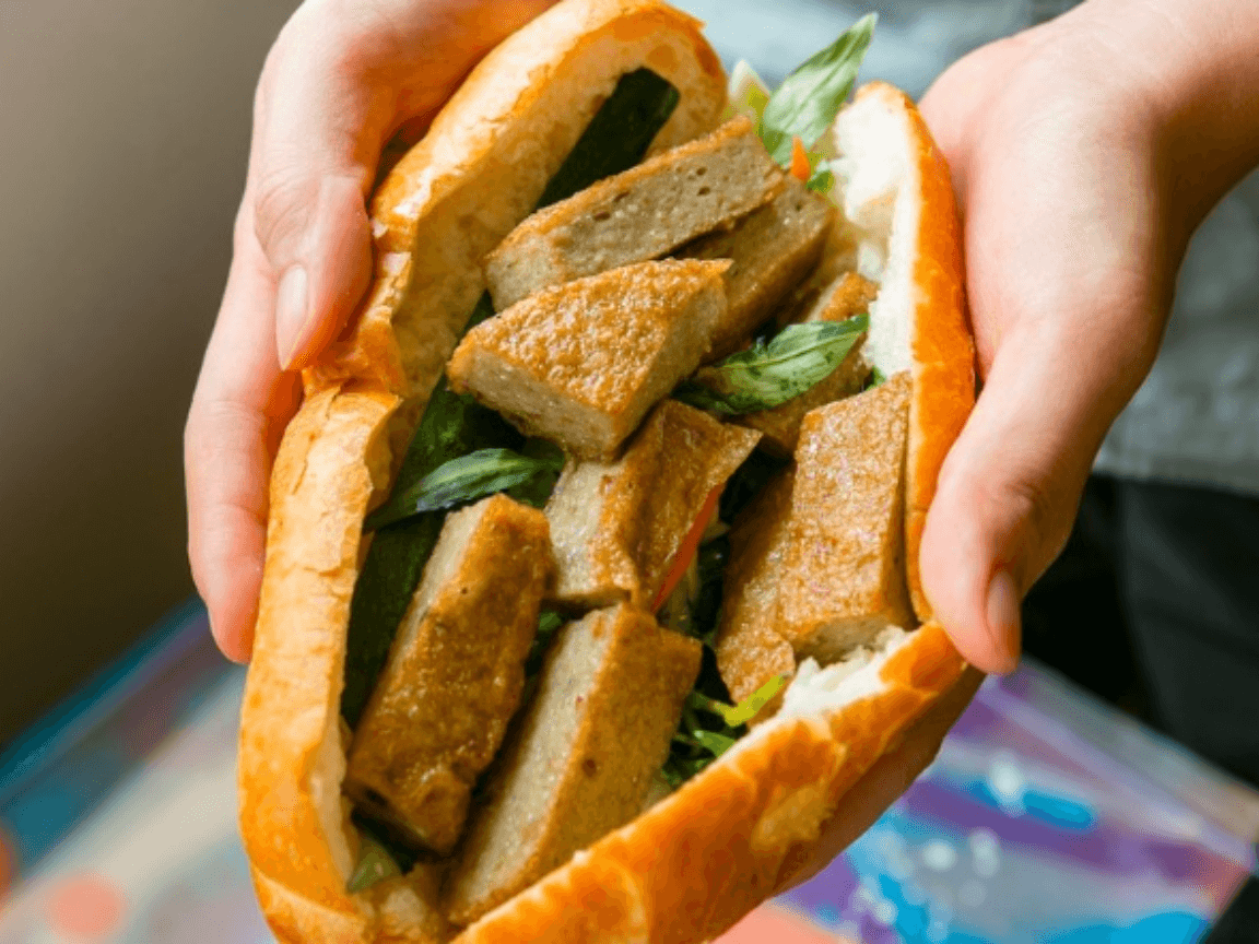 Cách làm bánh mì chả cá nóng hổi “vừa thổi vừa ăn” ai cũng tấm tắc khen