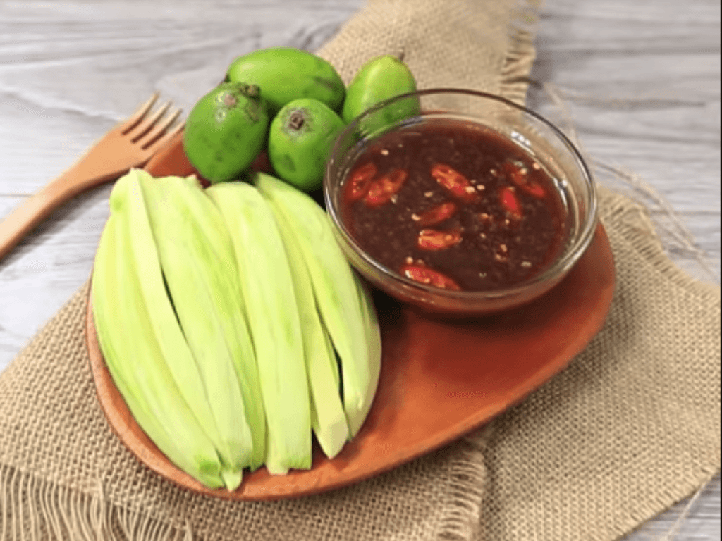 Cách xào mắm ruốc ăn xoài non chuẩn vị street food chinh phục giới trẻ