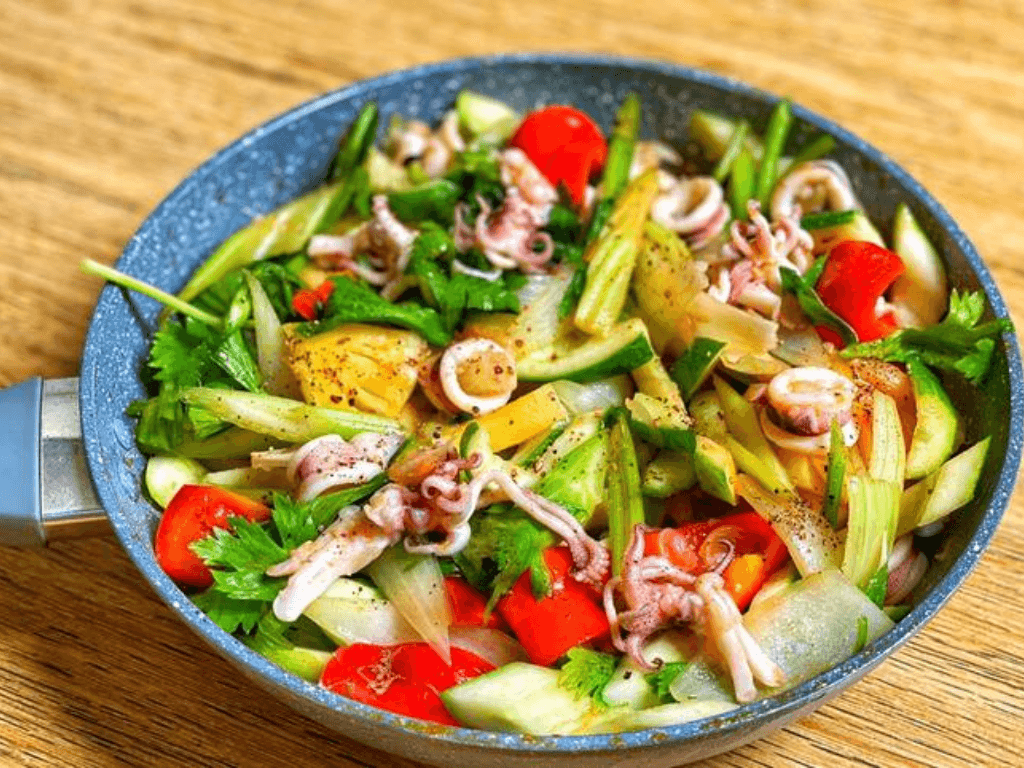 Cách làm bạch tuộc xào ớt chuông mix sốt Thái chua cay đảm bảo “vét sạch đĩa”