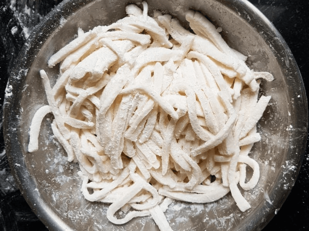 Cách làm sợi bánh canh từ bột mì 10 phút có ngay sợi tươi “mướt mườn mượt”