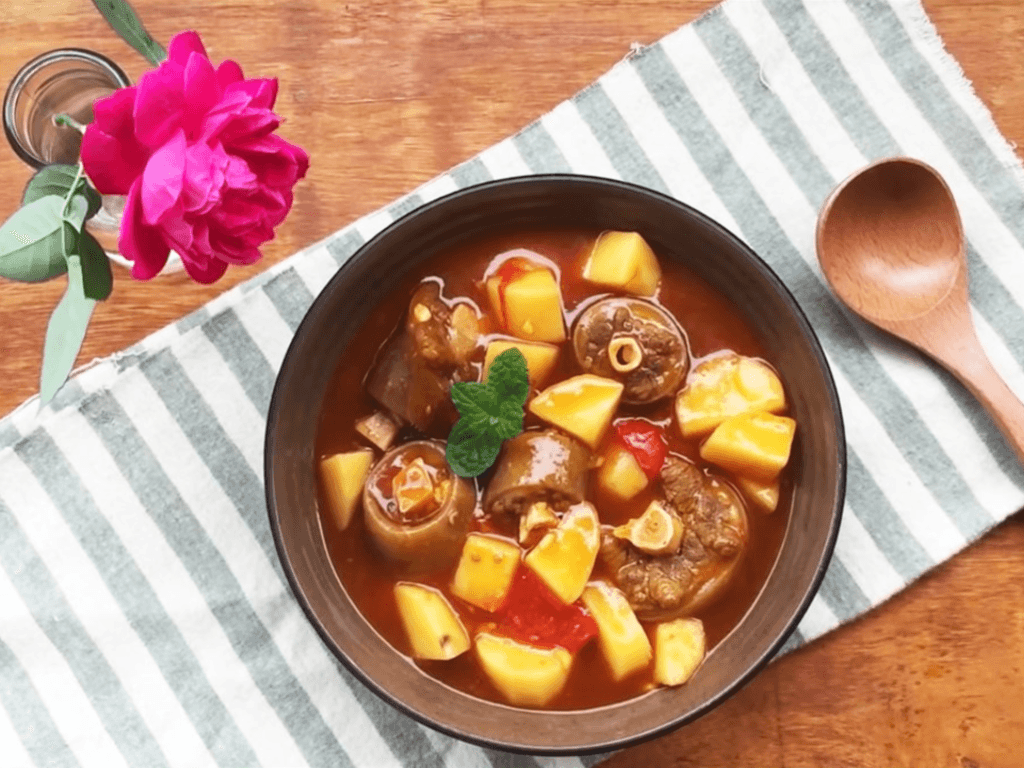 Cách làm đuôi bò hầm khoai tây mềm như bơ khiến chồng con "quên lối về"