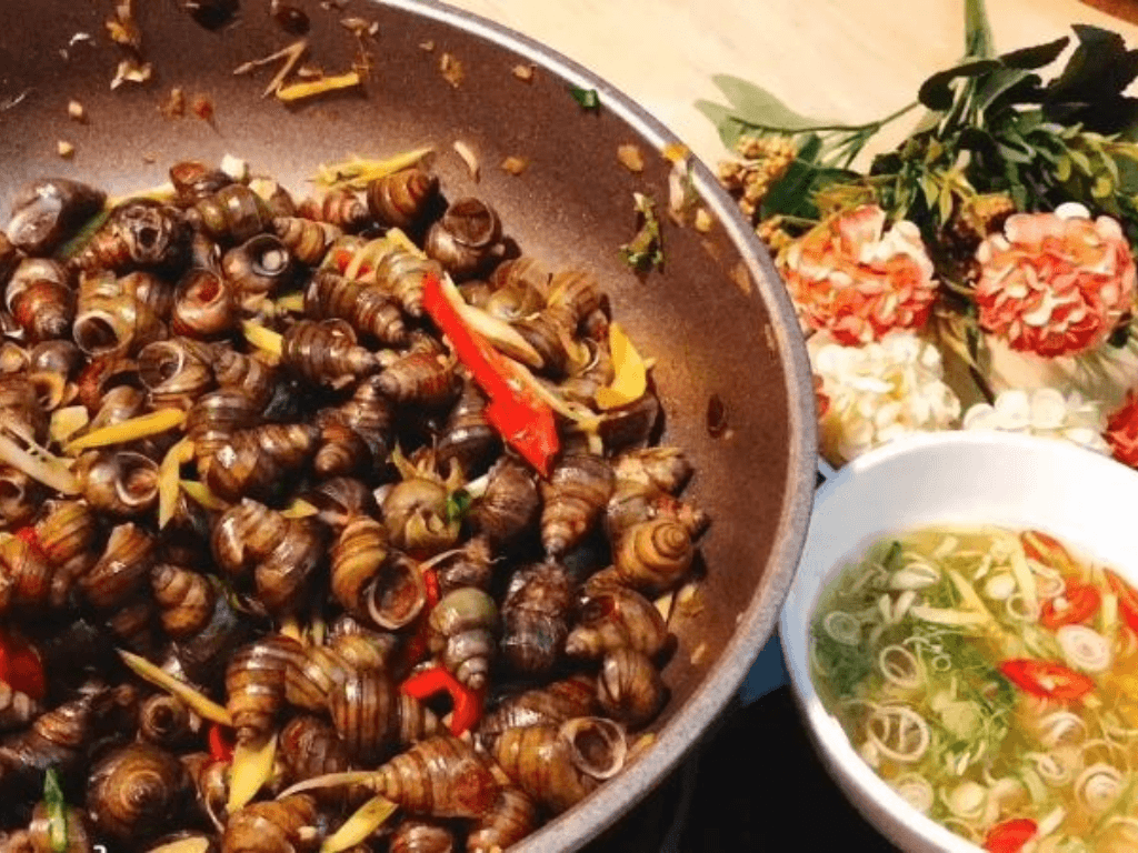 Cách làm ốc vặn xào sả ớt và bí mật "dùng lá này" để ốc nhả sạch bùn
