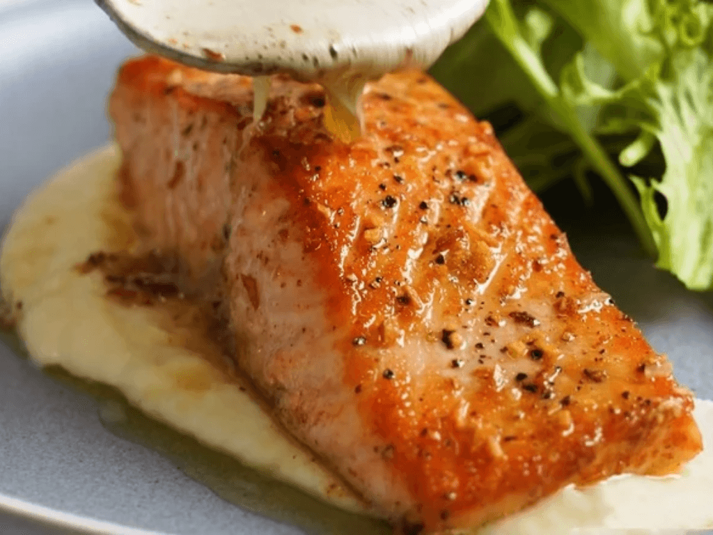 Cách làm cá hồi sốt bơ tỏi cực nhanh 10 phút có ngay bữa tối “hạng sang”