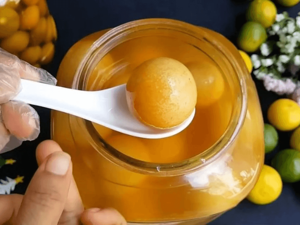 Cách làm tắc muối nguyên trái "nhắm mắt cũng làm được" không bị nổi váng