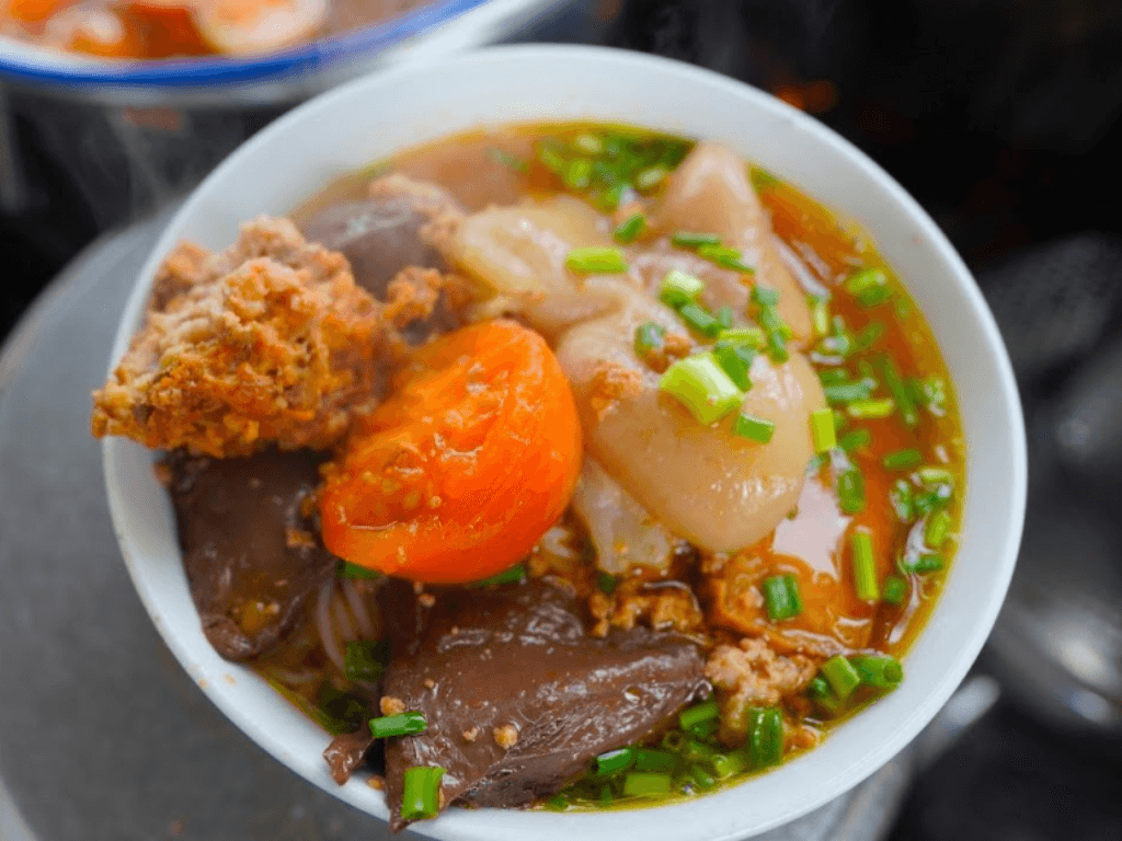 Cách nấu bún riêu giò heo béo “nhất quả đất” giò heo không hôi da giòn sần sật