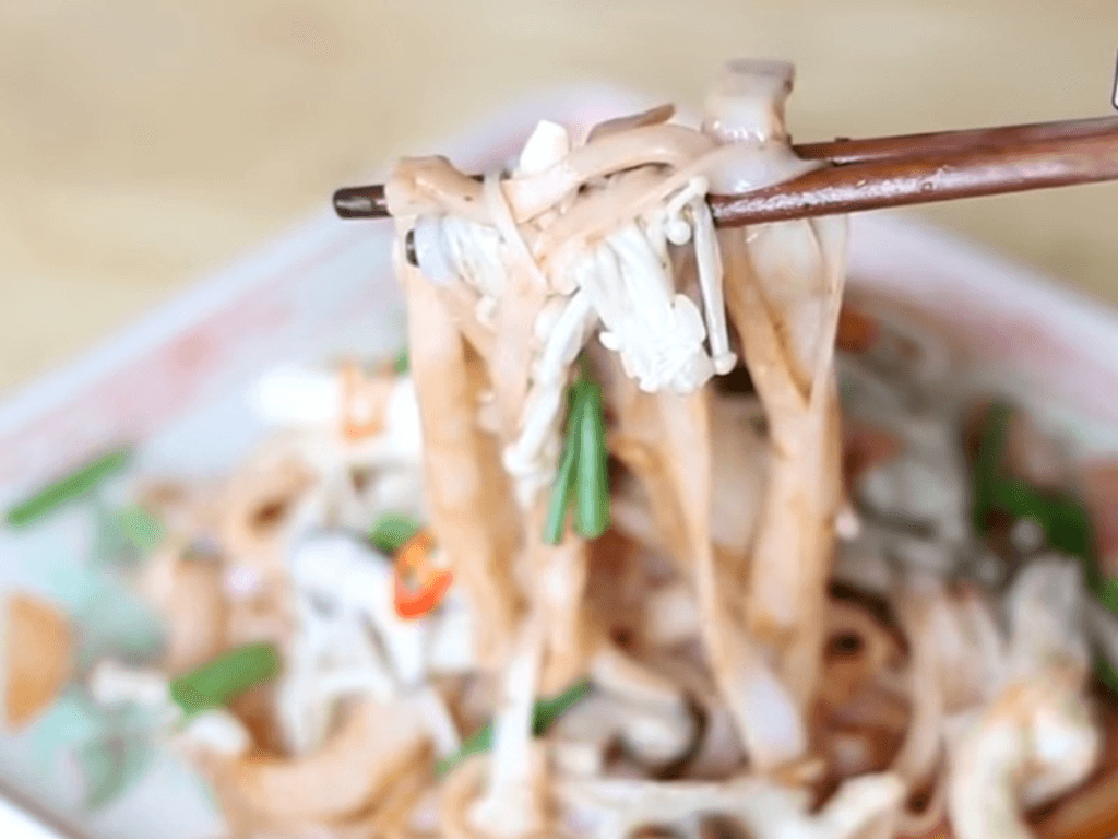 Cách làm phở trộn chay "lừa tình" ăn ngon đến mức chẳng ai biết là món chay