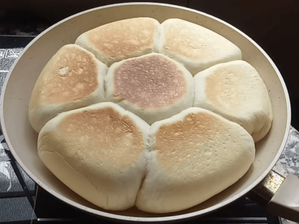 Cách làm bánh mì bơ sữa bằng chảo bí kíp "chữa cháy" khi không có lò nướng