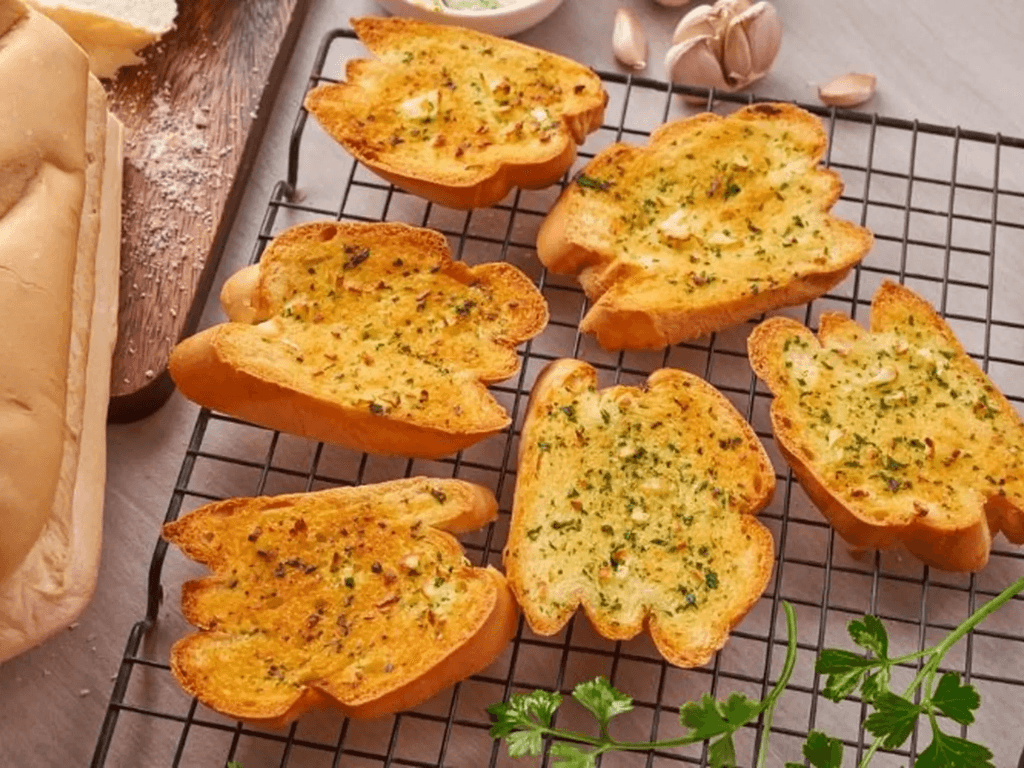 Cách làm bánh mì bơ tỏi bằng lò vi sóng phiên bản "sinh viên cuối tháng"
