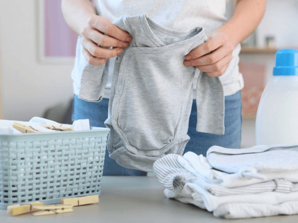 Quần áo trẻ sơ sinh có nên giặt máy hay đang "đánh cược" với làn da của bé