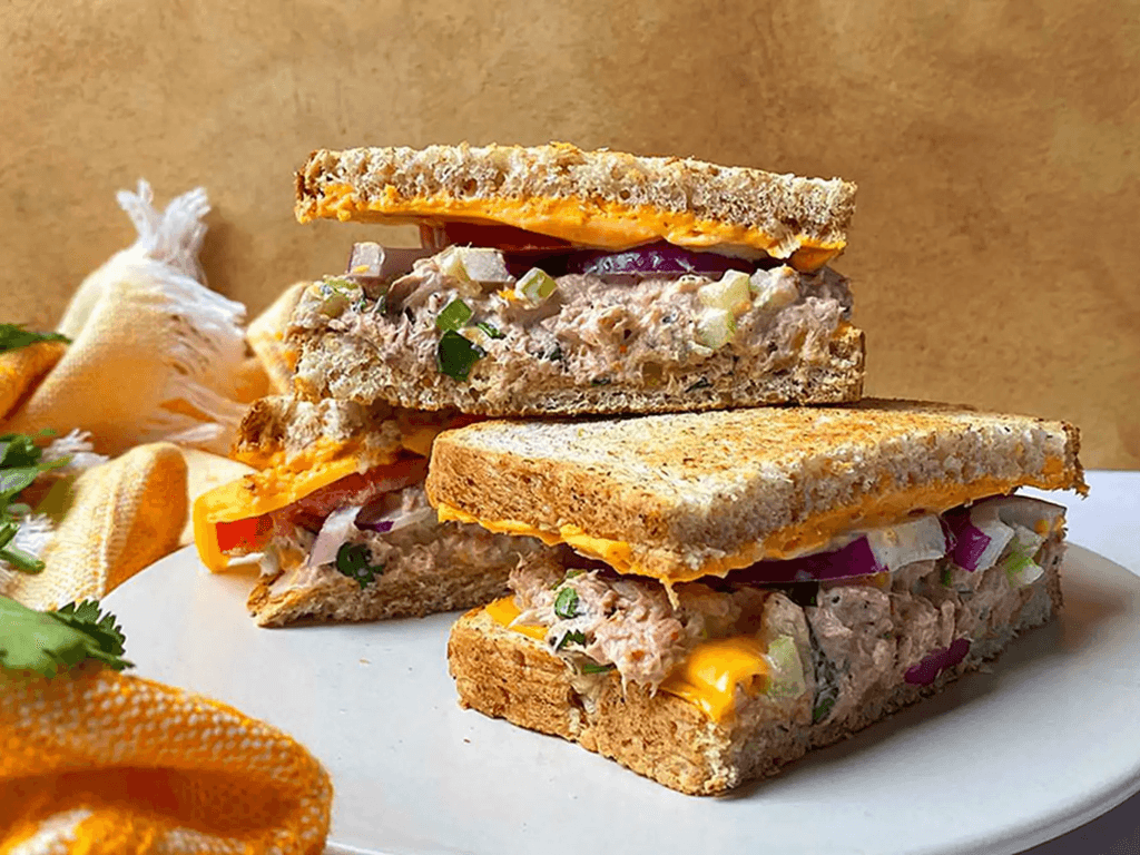 Cách làm sandwich cá ngừ chỉ với 5 phút đã có bữa sáng kiểu Âu đủ chất