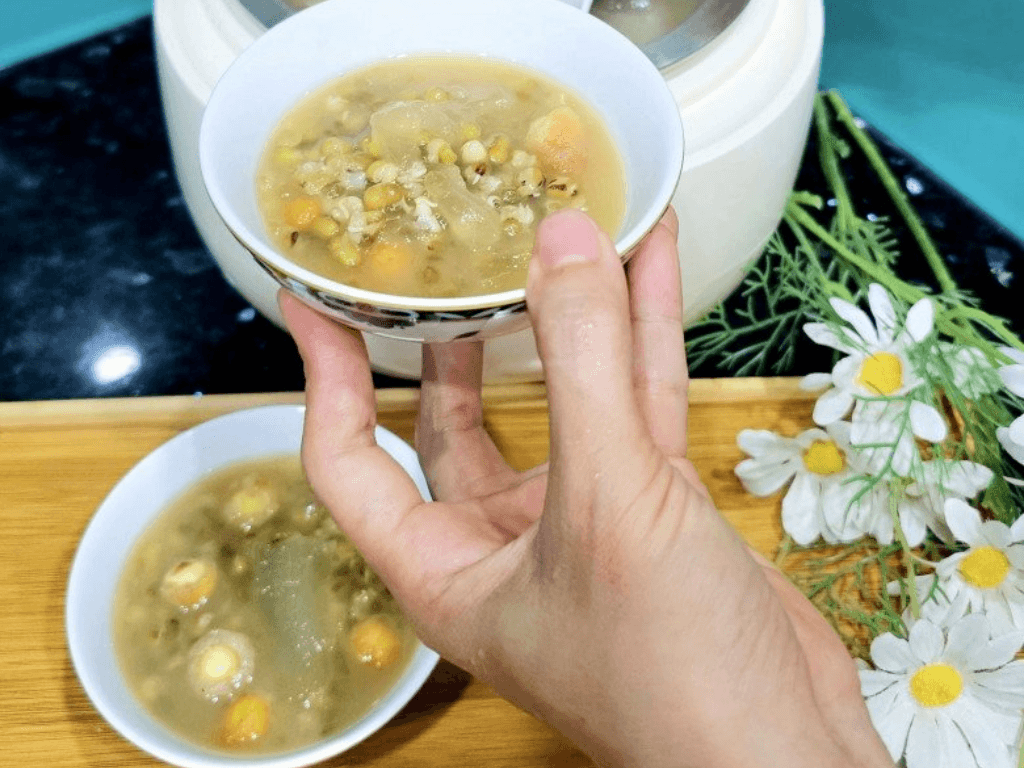 Nấu chè đậu xanh nguyên hạt bằng nồi cơm điện "tay không" vẫn có chè ngon