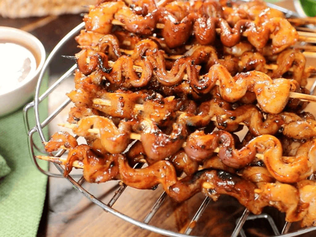 Cách ướp lòng nướng sa tế giòn sần sật cay tê khiến cả nhà "phát cuồng"