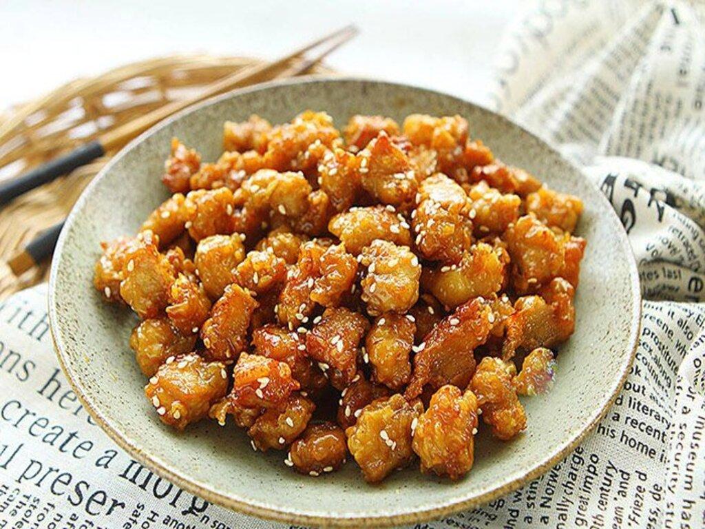 Làm thịt ba chỉ áp chảo trộn vừng tuyệt chiêu khiến da giòn áo đều vừng