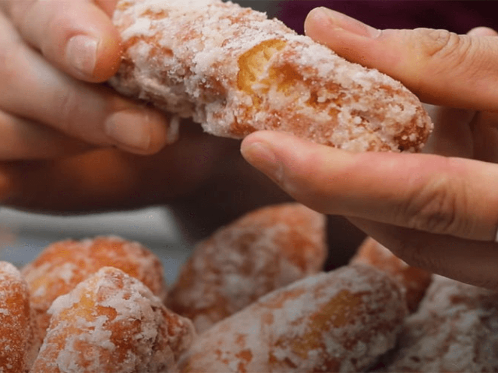 Cách làm bánh rán đường công thức 15 phút chống đói cấp tốc cho team lười