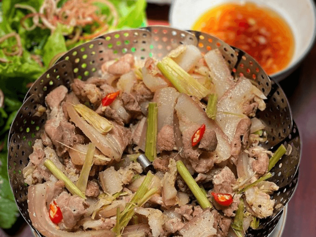 Cách làm món thịt lợn hấp sả "đổi gió" với chút lá chanh giúp hương vị bùng nổ