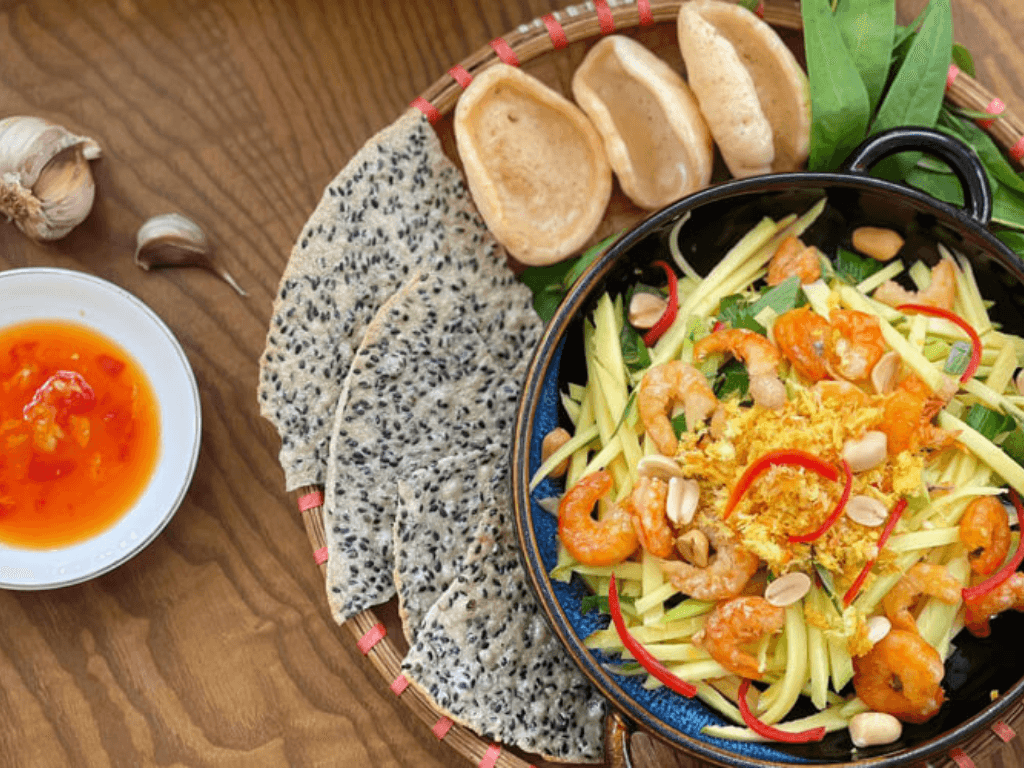 Cách làm gỏi xoài tôm khô ngon giải cứu cơn “nghén” chua chỉ trong 15 phút