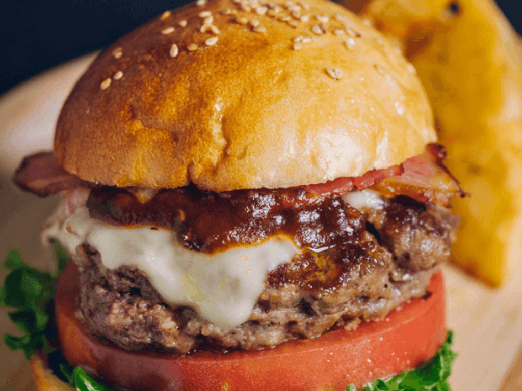 Cách làm hamburger bò ngon "tan chảy" theo công thức bí mật của masterchef