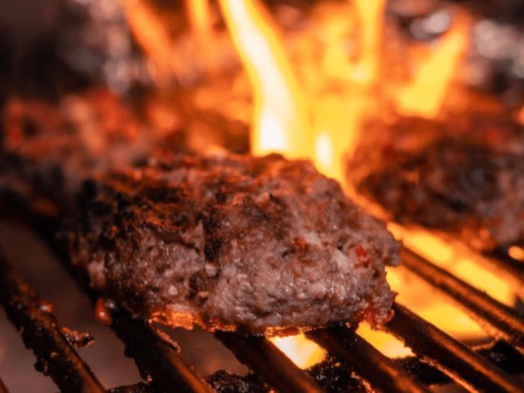 Tại sao nướng than ngon hơn nướng điện? Mùi “khắm khói” đôi khi tạo ra món ngon