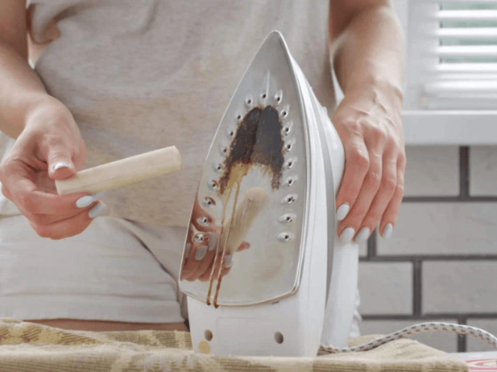 Cách làm sạch bàn là bị dính vải cháy cứng đầu cũng phải "đầu hàng" với mẹo này