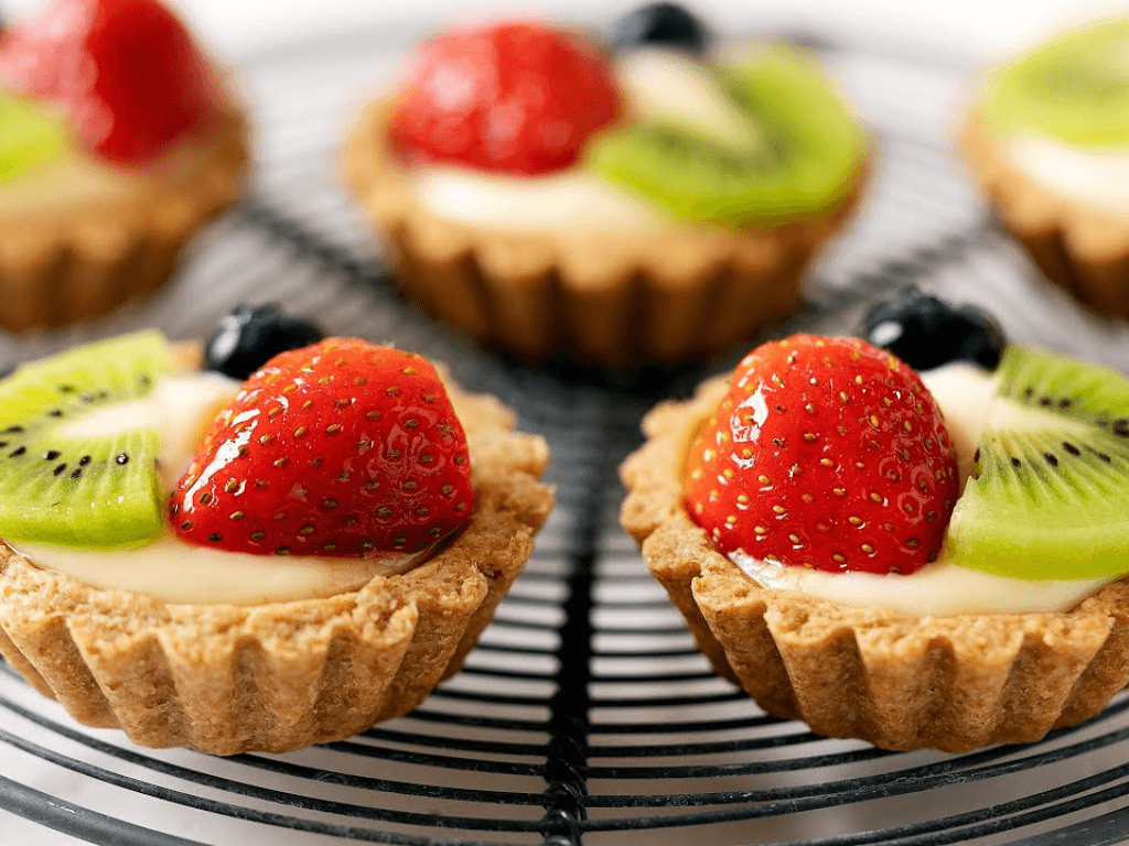Cách làm bánh tart trái cây mix&match vỏ giòn kem ngậy và trái cây thơm mát