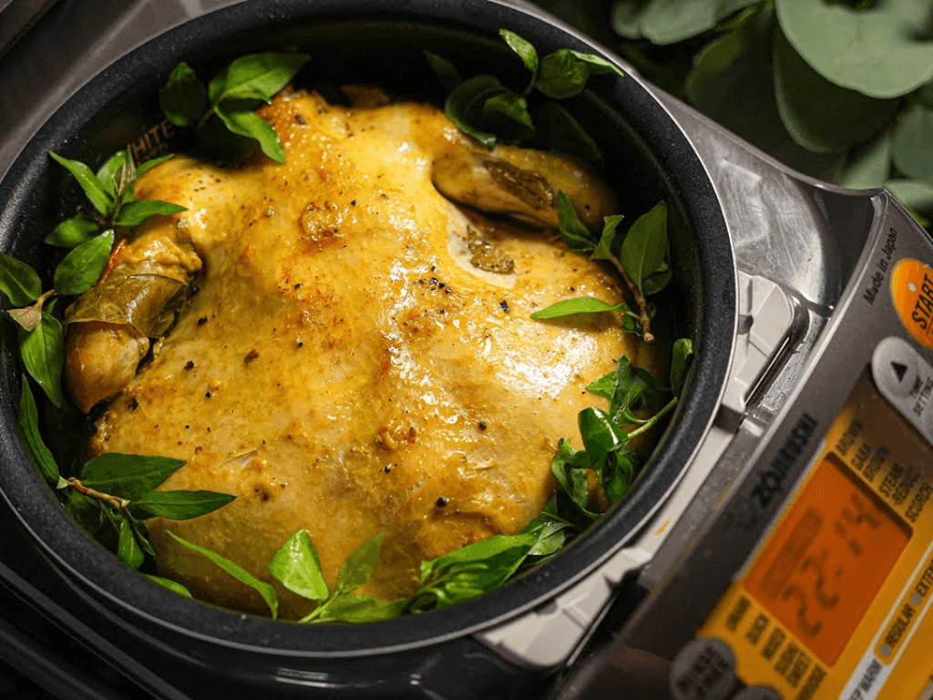 Cách hấp gà bằng nồi cơm điện cho người lười tối giản ngon “miễn chê”