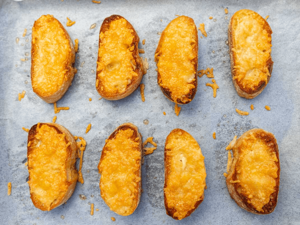 Cách làm bánh mì nướng phô mai “kéo sợi cả mét” khiến ai nhìn cũng thèm