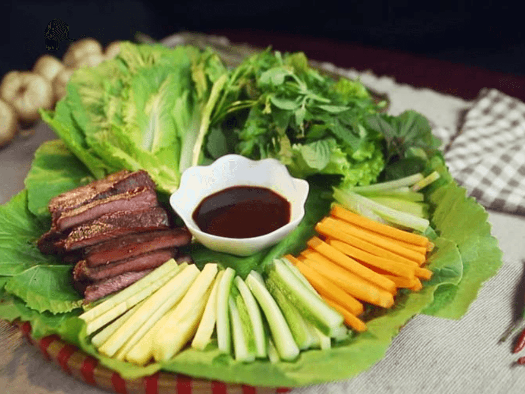 Cách làm bò cuốn lá cải tiết lộ bí kíp pha nước chấm mù tạt "độc nhất vô nhị"