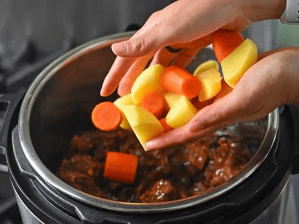 Làm bò hầm khoai tây bằng nồi cơm điện “đỉnh cao của sự tiện lợi” nhanh lại gọn