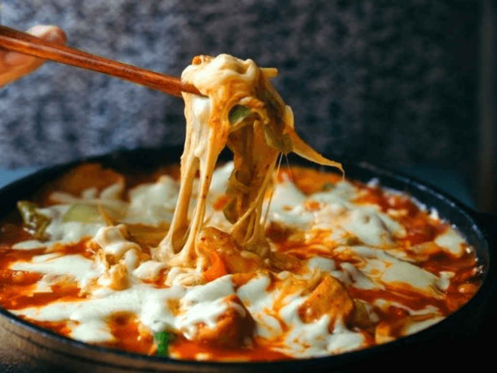 Cách làm gà cay hàn quốc phô mai "thách thức" mọi tín đồ mê cay của K-Food