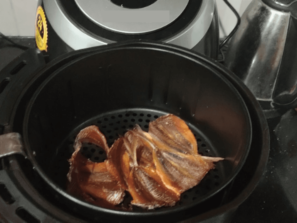 Nướng cá chỉ vàng bằng nồi chiên không dầu giòn thơm không lo “cứng như đá”