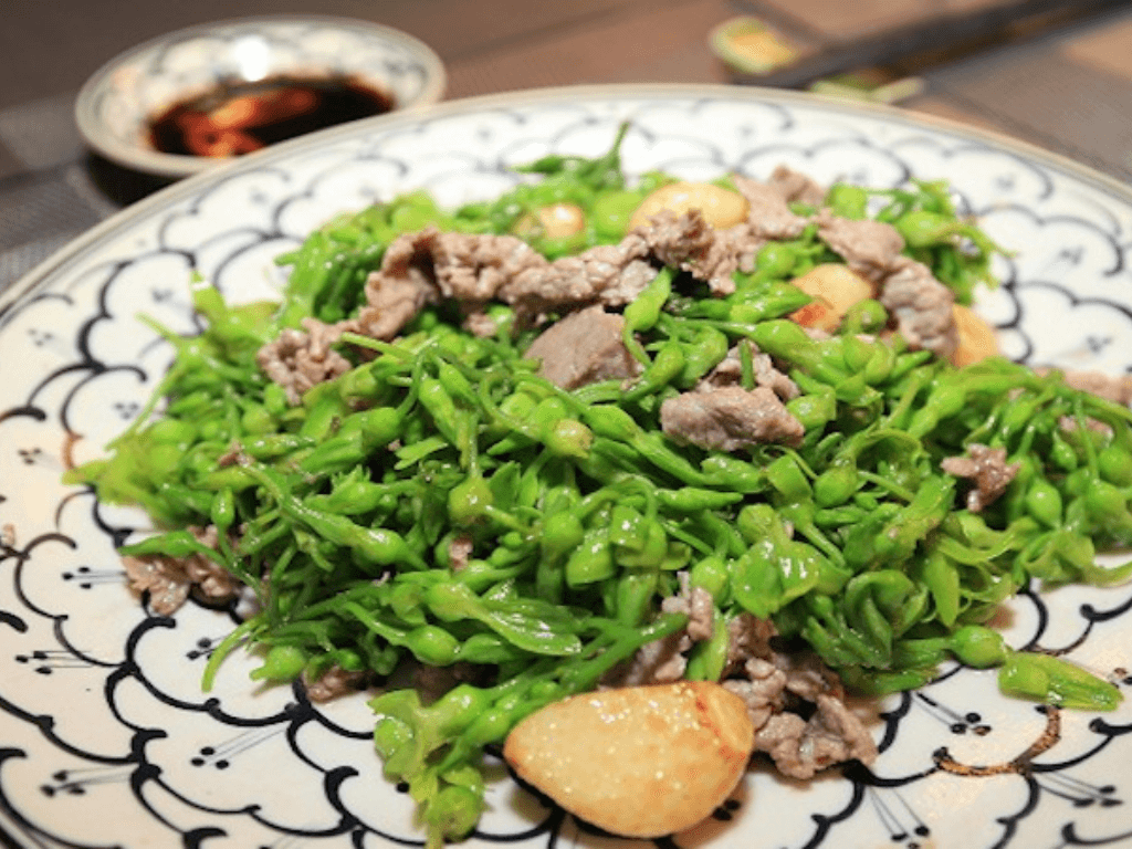 Cách xào thịt bò với hoa thiên lý ngon mê ly để chồng con "mê mệt" quên lối về