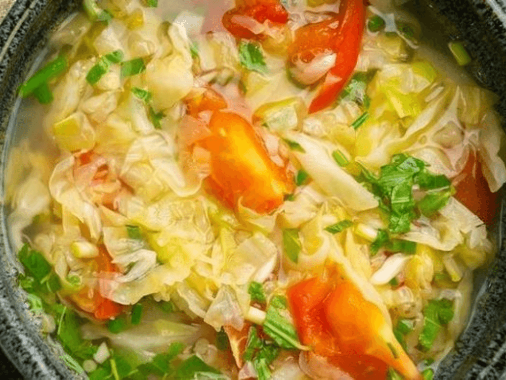 Cách nấu canh bắp cải cà chua cho bữa tối “tia chớp” chỉ trong 15 phút