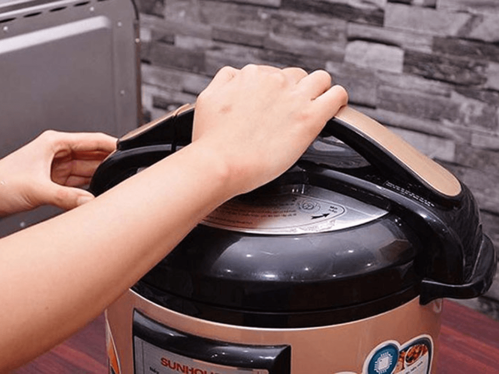 Nồi áp suất điện không mở được nắp? 5 cách giải cứu chỉ TRONG 1 NỐT NHẠC