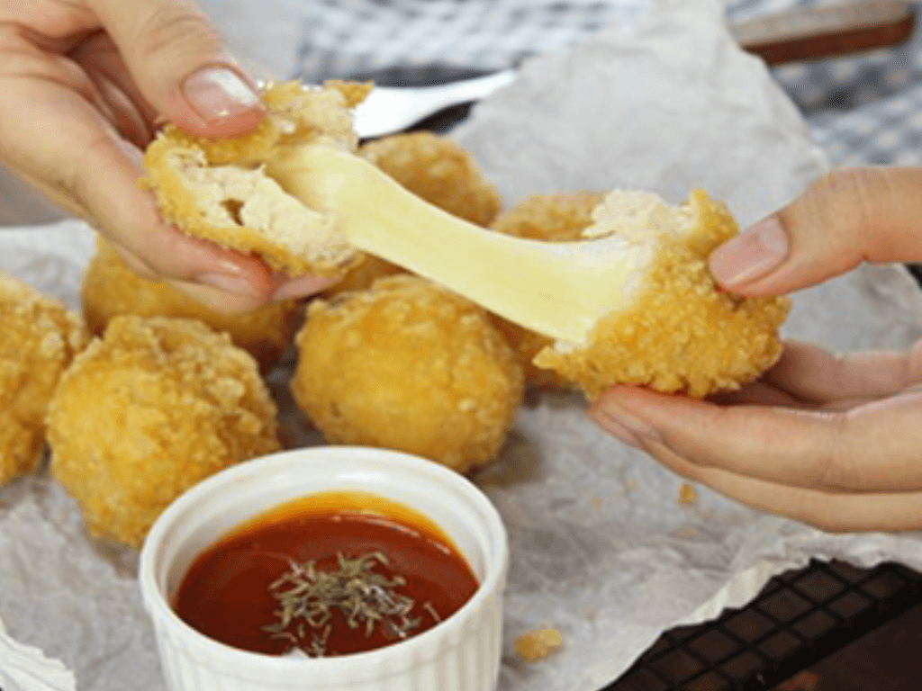 Cách làm phô mai viên chiên gây “sốt” team mê ăn vặt không thể nào bỏ qua