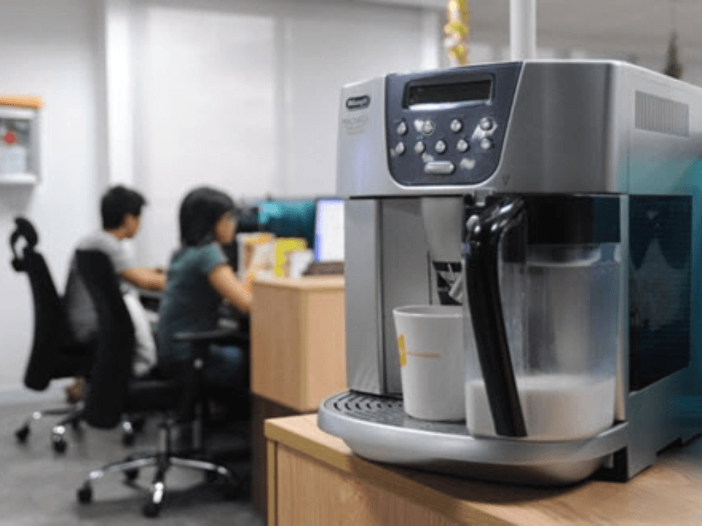 Mua máy pha cà phê văn phòng nào tốt? Bí quyết 'thay máu' không khí uể oải