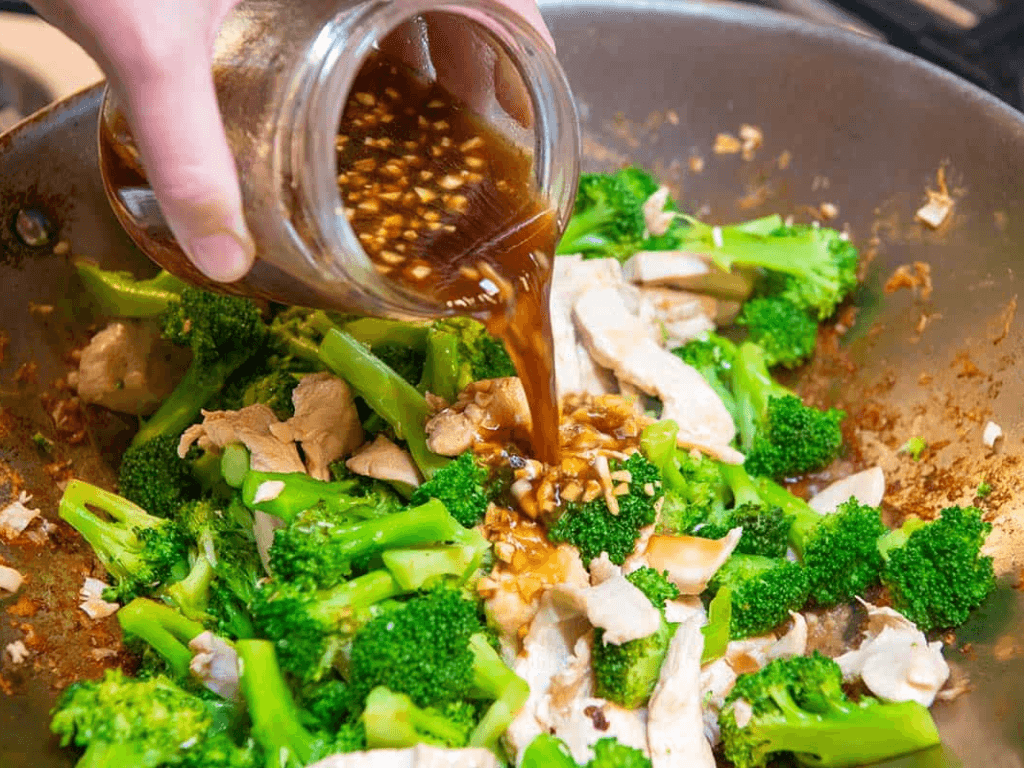 Hướng dẫn xào súp lơ giòn ngon không cần chần sơ vẫn giòn xanh “mướt mát”