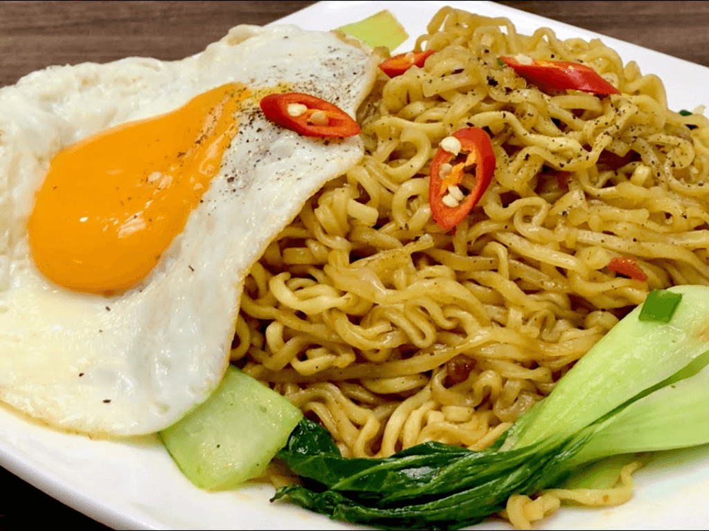 Cách xào mì với rau cải và trứng công thức “nhập môn” cho người mới vào bếp