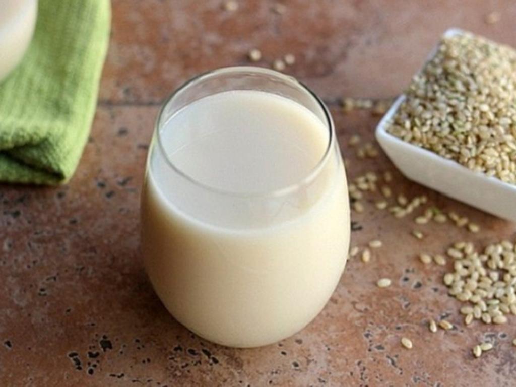 Cách làm trà sữa gạo rang, thơm lừng, ngọt thanh, tự làm "siêu rẻ"