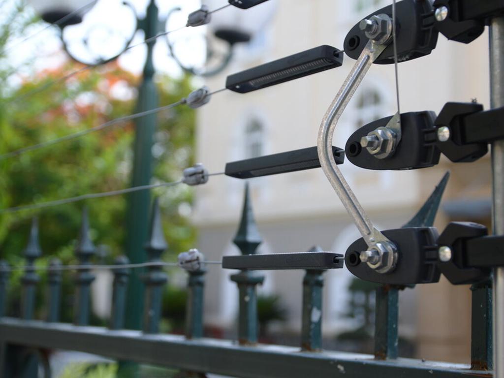 Cách lắp đặt cảm biến hàng rào điện tử. Canh gác “thầm lặng” cực an toàn